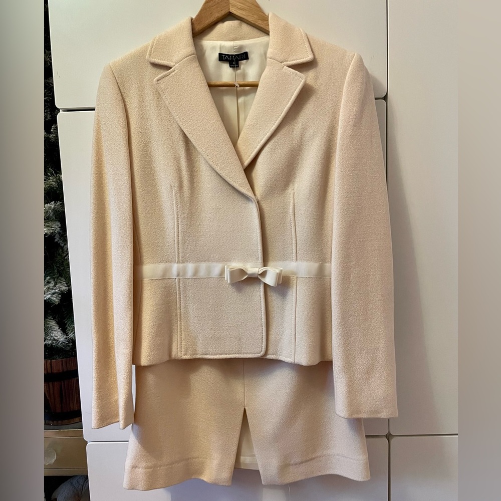 NWOT Tahari Wool Angora Skirt Suit Cream Color Size 6